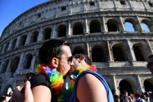 Des participants au défilé de la Gay Pride devant le Colisée à Rome, le 9 juin 2018