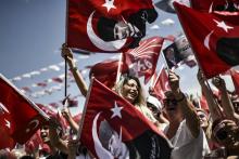 Des partisans du principal candidat d'opposition à l'élection présidentielle en Turquie, Muharrem Ince, l'acclament à Istanbul, le 16 juin 2018