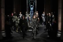 La mannequin Gigi Hadid (C) présente une création d'Alberta Ferretti à Milan, le 21 février 2018