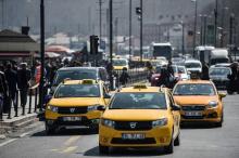 Des taxis jaunes turcs attendent des clients dans un quartier d'Istanbul, le 30 mars 2018