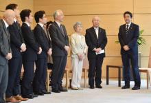 Le Premier ministre japonais Shinzo Abe (D) rencontre des proches de ressortissants japonais enlevés par la Corée du Nord, dans la résidence officielle de M. Abe à Tokyo le 14 juin 2018