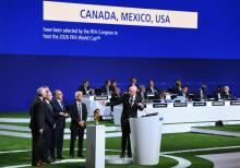 Le président de la Fifa Gianni Infantino signale les responsables américain, canadien et mexicain de la candidature commune victorieuse pour l'organisation du Mondial-2026 juste après l'annonce, le 13