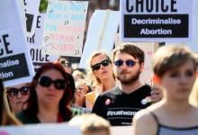 Des militants lors d'une manifestation en faveur de la décriminalisation de l'avortement en Irlande du Nord, à Belfast, le 28 mai 2018