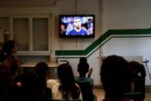 Des licenciés(ées) du club de football de Bondy, où Kylian Mbappé a débuté, regardent le match de l'équipe de France face au Pérou, le 21 juin 2018