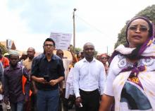 Le député européen Younous Omarjee et le sénateur Thani Mohamed Soilihi participent à une manifestation le 25 septembre 2015 à Mamamoutzou à Mayotte