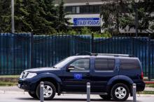 Un véhicule portant le logo de l'Union européenne passe devant le siège de la mission Eulex, le 8 juin 2018 à Pristina, au Kosovo