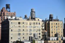 Des réservoirs d'eau en bois sur le toit des immeubles de l'Upper East Side, le 5 mai 2018 à New York