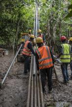 Une équipe est en train de forer pour déterminer les lieux où se trouvent de l'or et leur qualité à Iperindo-Odo Ijesha le 29 mai 2018