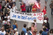 Des manifestants brandissent une banderole "Le service public, je l'aime, je le défends" le 26 mai 2018, à Marseille