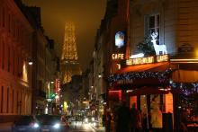 Un bistrot avec la Tour Eiffel en perspective, à Paris le 24 janvier 2017