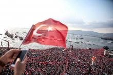 Des dizaines de milliers de Turcs supporteurs du candidat à la présidentielle Muharrem Ince, rassemblés le 21 juin 2018 à Izmir