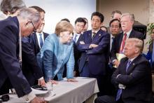 Photo prise par un photographe officiel travaillant pour le gouvernement allemand le 9 juin 2018 montrant la chancelière allemande Angela Merkel, entourée par les autres participants du sommet du G7 à
