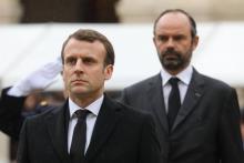 Le président français Emmanuel Macron (G) et le Premier ministre Edouard Philippe Lors d'une cérémonie aux Invalides le 28 mars 2018