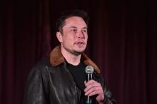 Elon Musk, l'emblématique patron fondateur de Tesla, a accusé vendredi deux analystes financiers d'être des spéculateurs