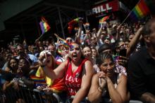 Des fêtards réjouis dimanche sur le parcours de la Gay Pride de New York, une des plus grandes du monde