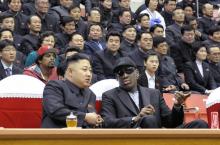 L'ancien basketeur américain Dennis Rodman et le dirigeant nord-coréen Kim Jong Un en mars 2013 à Pyongyang