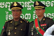 Le Premier ministre cambodgien Hun Sen (G) et son fils aîné Hun Manet qu'il vient de promouvoir à des fonctions militaires importantes
