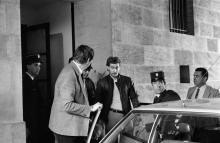 Lionel Cardon, entouré de policiers, quitte le 10 avril 1984 le Palais de Justice à Bordeaux