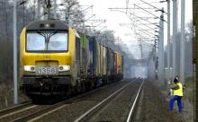 Le 25 mars 2004, un cheminot inspecte les voies ferrées sur la ligne Paris-Strasbourg-Munich après les menaces du groupe "AZF"