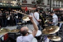 Des musiciens en concert dans une rue de Paris dans le cadre de la Fête de la musique, le 21 juin 20