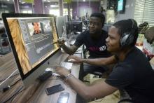 Les monteurs vidéo David Adeoti (gauche) et Jolaosho Oladimeji (droite) dans les locaux de Iroko tv, pionnier de la distribution de contenus en ligne, à Lagos, le 27 mars 2014