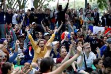 Les supporters de l'équipe de France explosent de joie dans la Fan zone de Conflans-Sainte-Honorine, près de Paris, après un but des Bleus contre l'Australie à Kazan