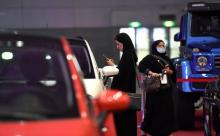 Des Saoudiennes examinent des voitures le 13 mai 2018 à Ryad lors d'un salon automobile qui leur est consacré