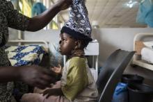 Une fillette blessée à coups de machette lors d'un massacre intercommunautaire dans le centre du Nigeria est soignée à l'hopital de Jos, le 28 juin 2018.