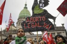"La mort ne sera jamais une solution", indique une pancarte brandie dans une manifestation contre l'interdiction de l'avortement en Argentine, face à la cathédrale de Tucuman, le 10 juin 2018