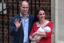 Louis, le dernier enfant de Kate et William avec ses parents le 23 avril 2018 devant l'hôpital où il est né à Londres