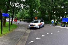 Des policiers sécurisent les abords de la radio-télévision publique néerlandaise à Hilversum, dans l