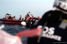 Des équipes de l'ONG SOS Méditerranée recueillent des migrants pour les transborder sur l'Aquarius, le 9 juin 2018