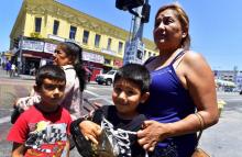 Une mère et ses garçons dans le quartier de Westlake à Los Angeles le 19 juin 2018