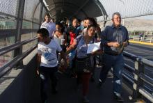 Un groupe de migrants du Honduras et du Guatemala, accompagnés d'un volontaire d'une association, franchissent la frontière depuis le Mexique pour aller réclamer l'asile politique aux Etats-Unis, le 1