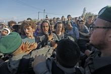 Echauffourée lors de l'évacuation par les forces israéliennes de la colonie sauvage de Netiv Haavot en Cisjordanie occupée, au sud de Jérusalem, le 12 juin 2018