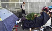 Une femmes sans-abri dort dans une rue de Los Angeles