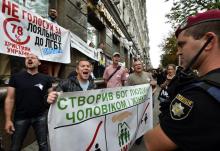 Des militants d'extrême droite protestent contre une Gay pride à Kiev le 17 juin 2018