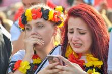 La tristesse de deux supportrices allemandes après l'élimination de leur sélection dès le 1er tour du Mondial, le 27 juin 2018 à Berlin