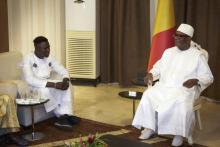 Le président du Mali Ibrahim Boubacar Keita (à droite) rencontre Mamoudou Gassama le 18 juin 2018 à Bamako.