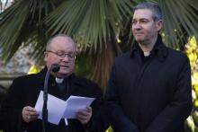 L'archevêque de Malte Charles Scicluna (g) et le prêtre espagnol Jordi Bertomeu (d), donnent une conférence de presse à leur arrivée à Santiago du Chili, le 12 juin 2018