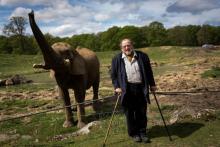 Le comte Paul de La Panouse à côté d'un éléphant au zoo et parc de Thoiry, le 23 avril 2018