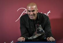 L'emblématique Zinédine Zidane présente à Paris un des 100 pieds gauches en cristal de Baccarat qui seront mis en vente au profit d'ELA, le 12 juin 2018