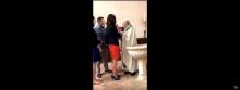 La vidéo d'un prêtre giflant un enfant lors d'un baptême a provoqué l'indignation sur les réseaux sociaux. 