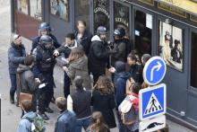 Alexandre Benalla (droite, casque et capuche) intervient le 1er mai 2018 sur un manifestant à Paris