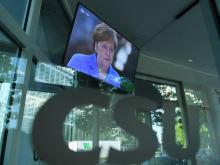La chancelière allemande Angela Merkel lors d'une interview télévisée diffusée sur un écran au siège de la CSU, le 1er juillet 2018 à Munich
