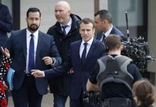 Alexandre Benalla (g) et Emmanuel Macron le 12 avril 2018 à Berd'huis
