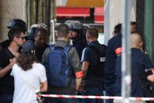 Des policiers sur les lieux du braquage à main armé dans un magasin de montres de luxe à Paris, le 18 juin 2018