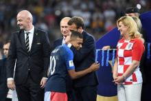 Accolade entre le président Emmanuel Macron et l'attaquant des Bleus Kylian Mbappé à l'issue de la finale contre la Croatie à Moscou, le 15 juillet 2018