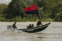 Des membres de la guerilla ELN patrouilles sur le fleuve San Juan, dans le département colombien de Choco, le 21 novembre 2018.