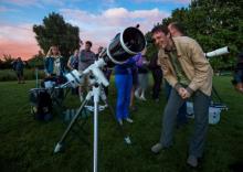 Un télescope observe le ciel lors de la 24e édition des nuits des étoiles le 3 août 2014 à Villeneuv